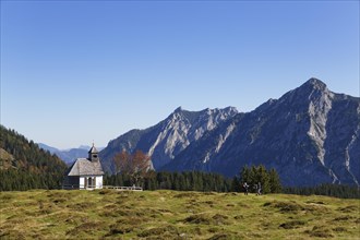 Chapel on Postalm alpine pasture with Rinnkogel Mountain