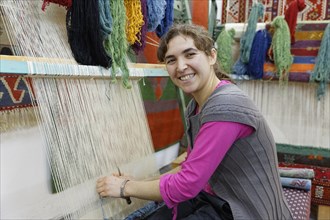 Woman working in the Desen Halicilik carpet factory