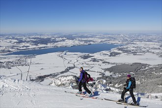 Cross-country skiers on Tegel Mountain