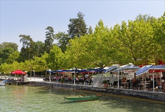 Restaurant on the bathing promenade of Lake Woerthersee