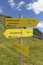 Signpost on Oefner Joch or Giogo Veranis pass