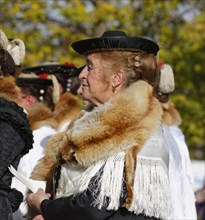 Woman wearing a fox stole during the Leonhardiritt procession