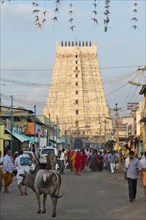 Street scene with pilgrims in front of the Gopuram or gateway tower
