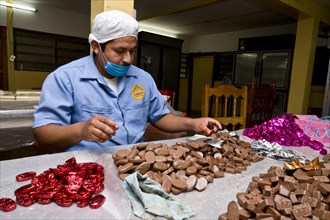 Mann producing chocolate at the Hacianda Cacaotera 'Jesus Maria'