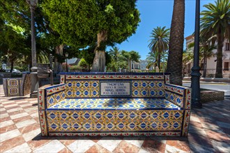 Azulejos bench 'Tinerfena' in Plaza 25 de Julio