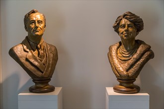Bronze statues Franklin D. and Eleonor Roosevelt