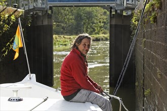 Holidaymaker in a lock chamber while passing through a downward lock