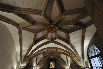 Vaulted ceiling with the coats of arms of the builders in the entrance hall of Tucher Mansion