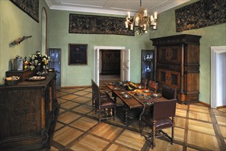 Dining room with furniture from the 16th century in Tucher Mansion