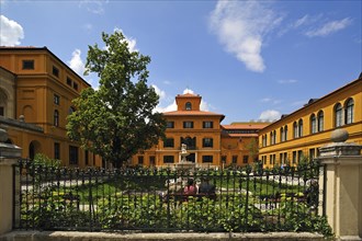 Lehnbachhaus with gardens and a fountain