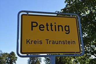 City limit sign for the town of Petting