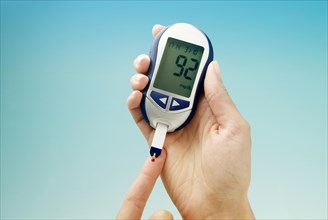Blood glucose test device for diabetics