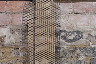 Metal mesh or lath with insulating paper for a supportive plaster base