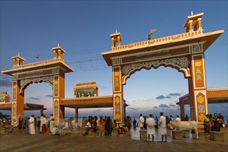 Hindu pilgrims at the Ghat Agni Theertham before sunrise