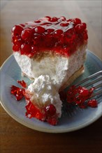 Hungarian Turo cheese cake with redcurrants