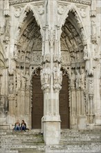Portal with figures of saints