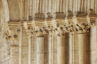 Columns with capitals on the arch of the main portal