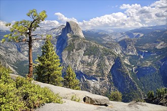 Glacier Point with views of Yosemite Valley with the Half Dome