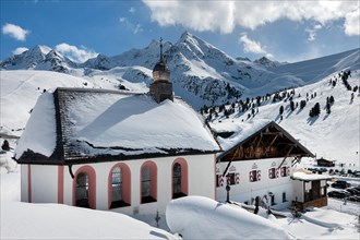 Hunting lodge and chapel in front of the mountains of Gaiskogl