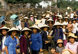 Women with conical hats or Non La