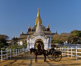 Horse-drawn carriage in front of the Ananda Temple