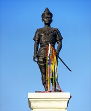 Monument with a statue of King Meng Rai