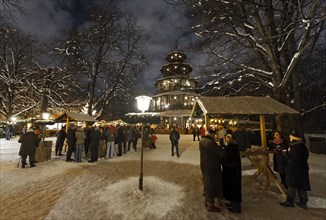 People strolling through the Christmas market at the Chinese Tower in the English Garden