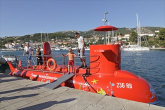 Semi-submersible boat