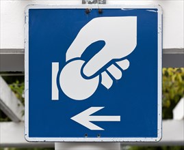 Sign to the parking ticket machine for paid parking