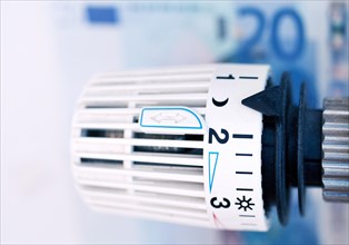Thermostat in front of a euro banknote