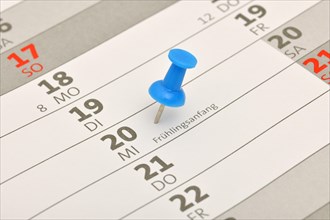 Calendar with a push pin marking 'Fruehlingsanfang'