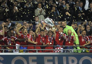 Team of FC Bayern cheering jubilantly with the trophy