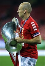 Arjen Robben holding the trophy