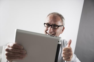 Man using a tablet PC