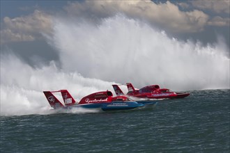 Hydroplanes racing on the Detroit River