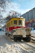 Snow-removing tram