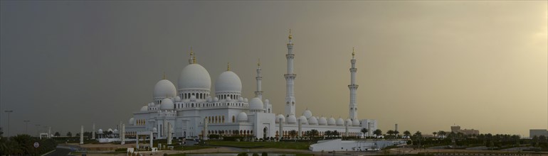 The Sheikh Zayed Grand Mosque early in the morning