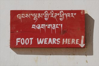 Sign in Gangtey Monastery with the message "Foot wears here"