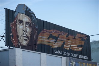 Socialist slogan with a portrait of Che Guevara