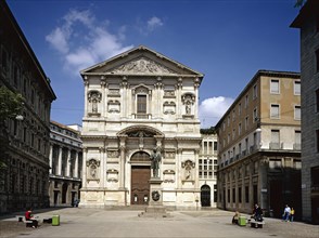 West façade of the church of San Fedele with a monument to Alessandro Manzoni