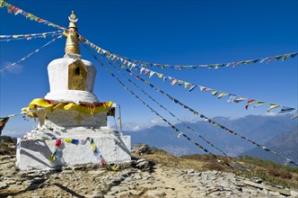 White stupa closed to Lamjura La (3530m)