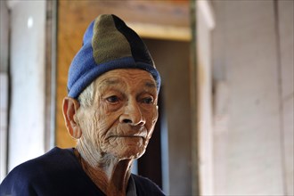 Elderly man wearing a woollen hat