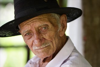Elderly man with a hat