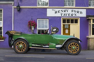 Model T Ford Touring 1923 in front of "The Henry Ford Tavern"