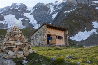 Two hikers at the Schmadrihuette mountain hut