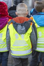 School children wearing high-visibility vests with the signal word "Verkehrsdetektiv"