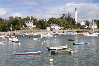 Port of Bénodet with the lighthouse of La Pyramide