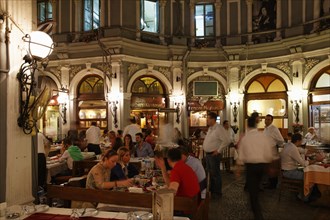 Restaurants in the Cité de Pera arcade