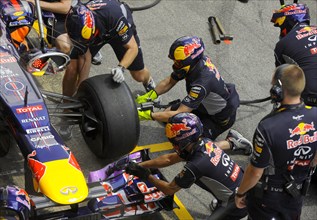Pit stop with a wheel change at Red Bull