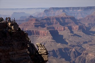 Tourists on Mather Point lookout